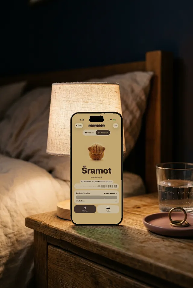 Telefon s Mamoonem na nočním stolku, ztlumený stav Šramot